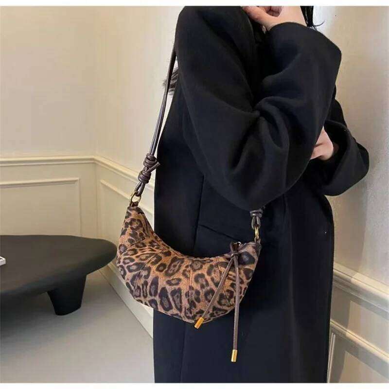 Velvet Material Zipper High Quality Shoulder Leopard Print Simple Fashionable Crossbody Bag Soft Western Style Handbag Y260205