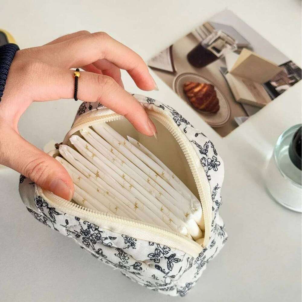 Kawaii Mini Makeup Bag Women Portable Cosmetic Purse for Lipstick Earphone Data Cable Storage Y260206