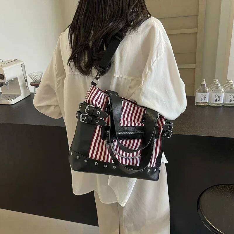 Quality PU Nylon Splicing Shoulder Buckle Chains Rivet Zipper High Capacity Hand 2025 Hot Sale Bags for Women Y260205