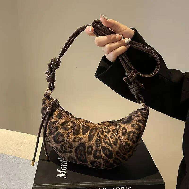 Velvet Material Zipper High Quality Shoulder Leopard Print Simple Fashionable Crossbody Bag Soft Western Style Handbag Y260205