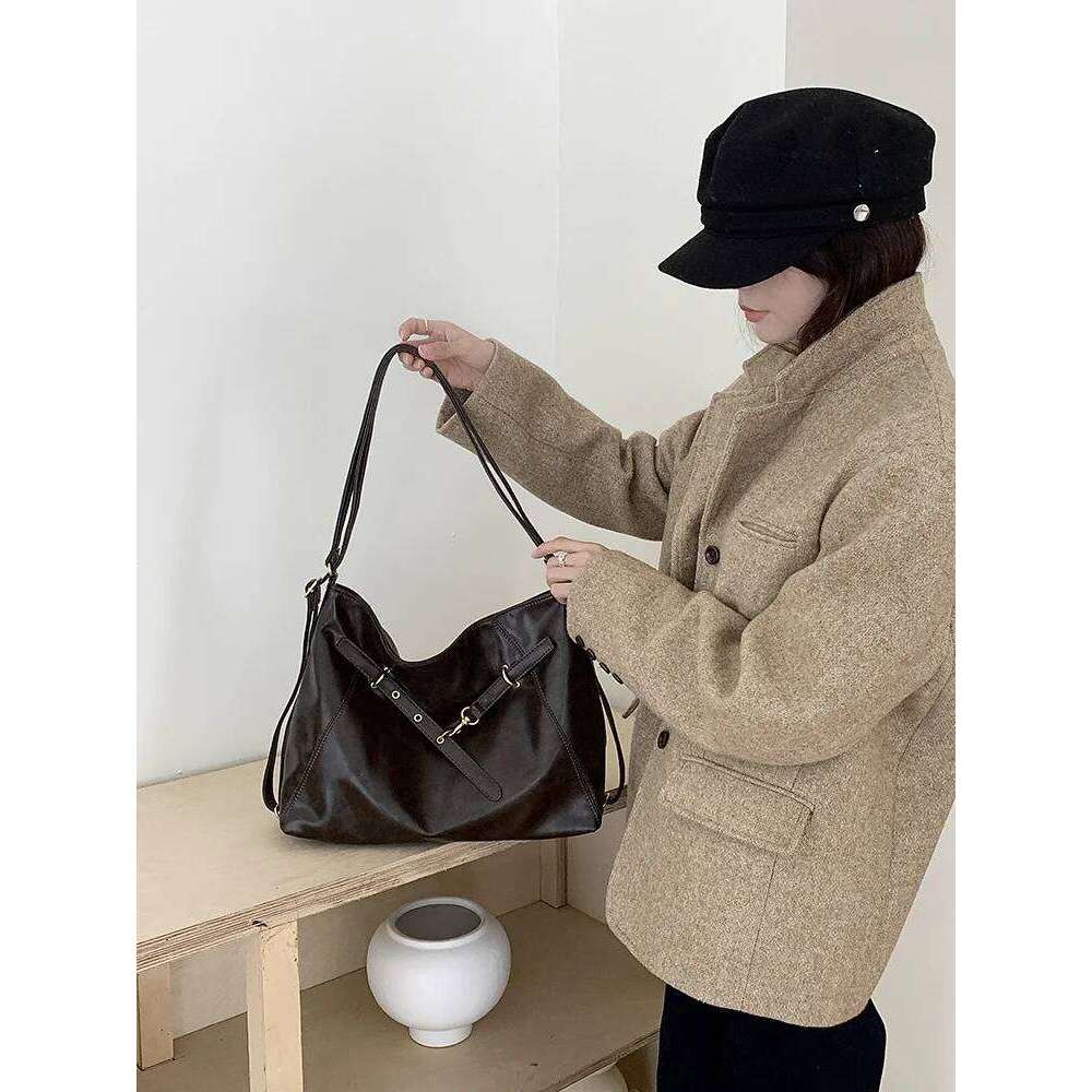 2026 new retro shoulder bag, large capacity backpack, fashionable and casual women's daily commuting bag Y260205