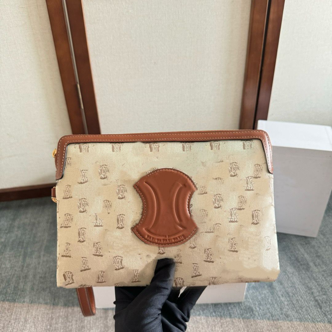 Master quality ss561 handbag is finely crafted with exquisite stitching and comes with a carrying strap, making it highly practical.