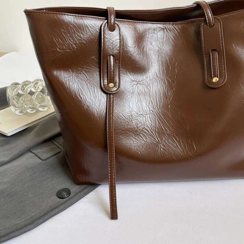 Elegant commuting tote with large capacity. Women's bag for 2025 autumn-winter season. Retro texture, simple and trendy sing Y260204