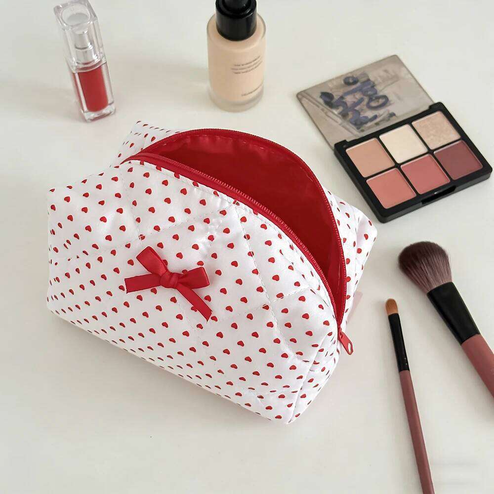 Red Heart Pouch Hand Ladies Cosmetic Woman Pencil Cases Toilet Make Up Organizers Storage Cute Small Makeup Bag Y260206