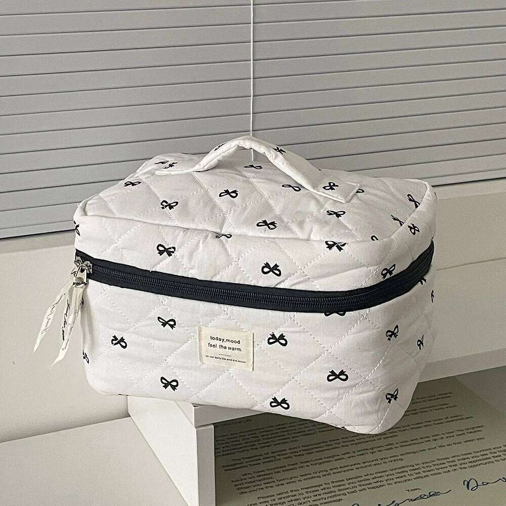 Fashion Black And White Bow Large Capacity Women Tote Makeup Storage Bag Travel Organizer Cosmetic Quilting Pouch Handbag Y260206