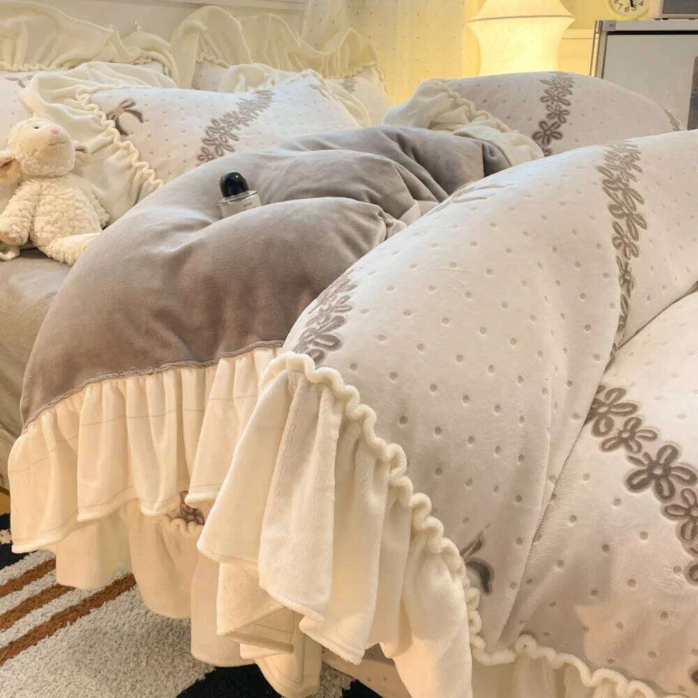 Light Luxury Carved Milk Velvet Bedding Thicken Winter Comforter Duvet Cover Bed Sheet Pillowcase Home Decor Four-Piece Set XJ260206