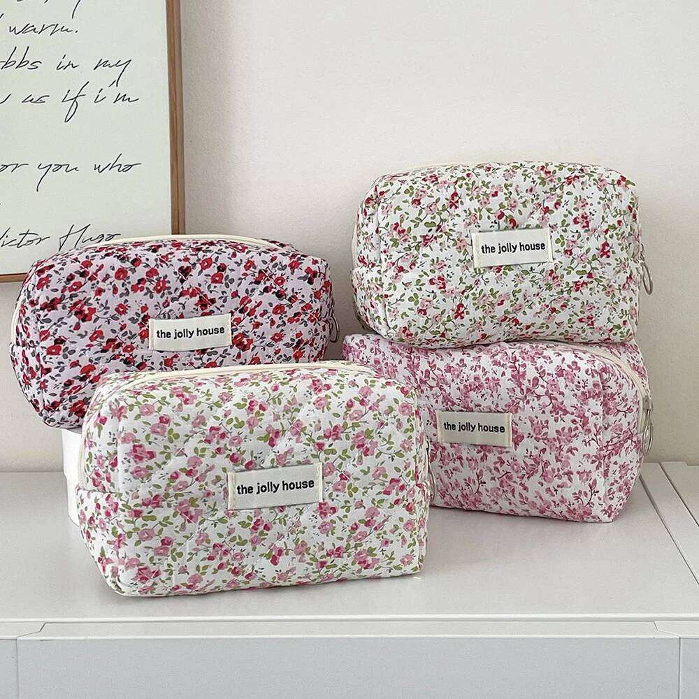 Fashion Flower Quilted Makeup Storage Bag Portable Travel Organizer Cosmetic Toiletry Pouch Cute Make Up Handbag Floral Bags Y260206