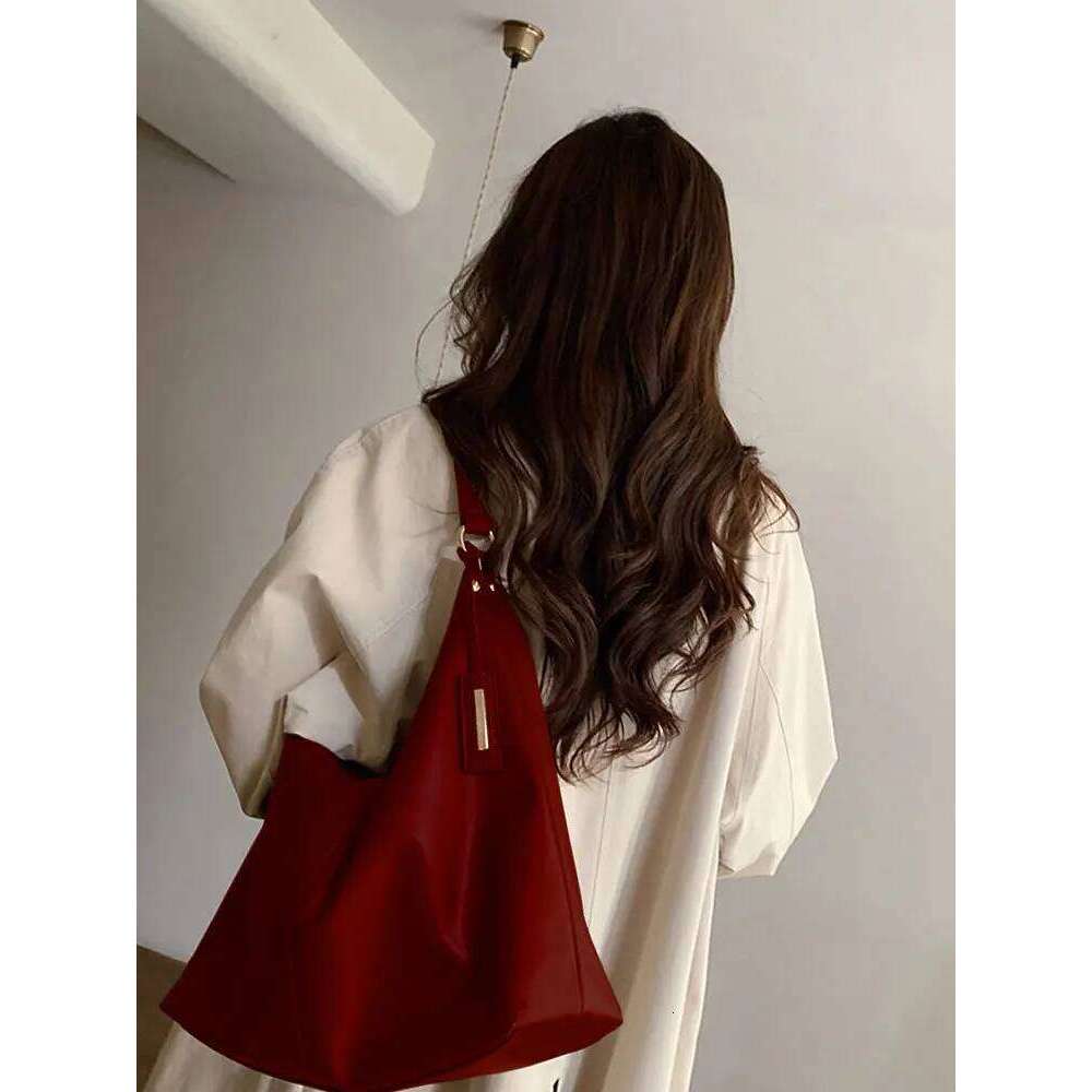 2025 Niche Design New Commuter Fashion Tote Women's Bag Red Versatile Large Capacity Shoulder Bags Y260204