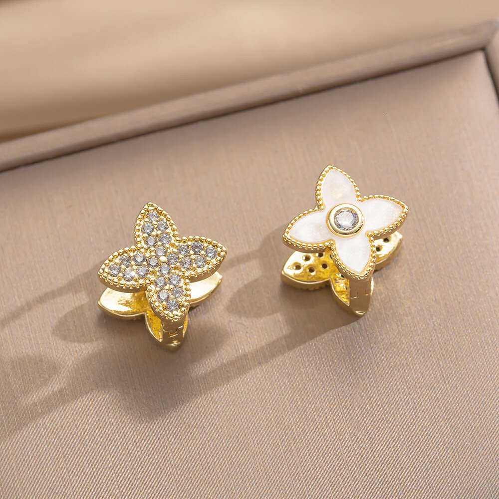 Cross-border bestseller double-sided four-leaf clover niche high-end earrings, fashionable and versatile, elegant women's earrings