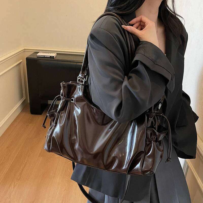 Retro-Styled Grand Smooth PU Women's Shoulder Bag - Multi-Pocket Large-Capacity Adjustable Strap Ideal for Commuting, Outings Y260205