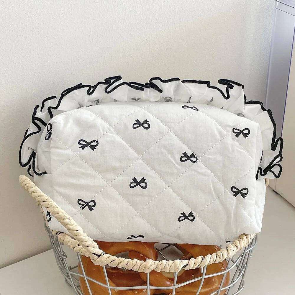 New Fashion Women Lace Zipper Cute Bowknot Portable Lipstick Makeup Handbag Pouch Female Lingge Mini Clutch Bag Y260206