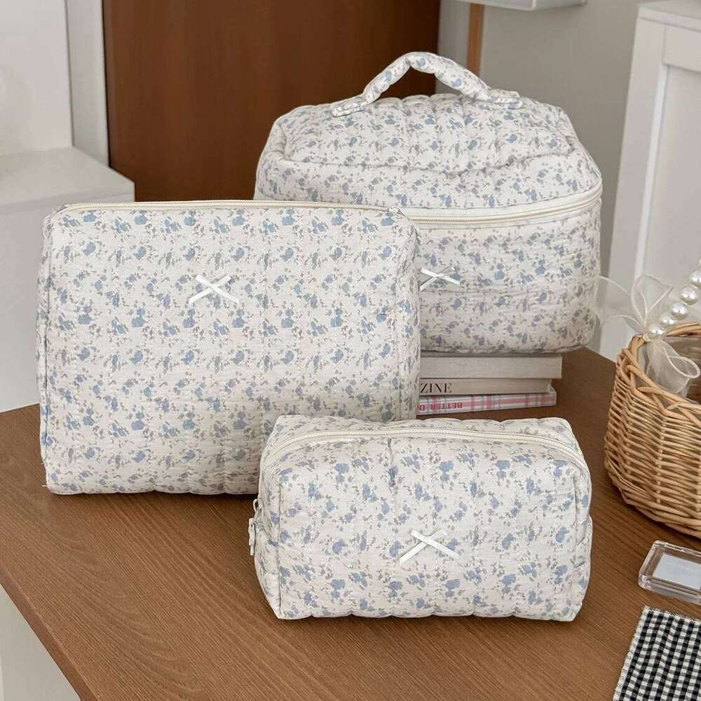 Black White Personality Women Makeup Large Capacity Blue Flower Cosmetic Storage Pouch Handbag Ladies Toiletry Zipper Bag Y260206