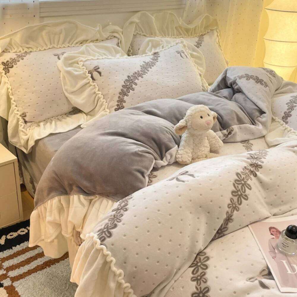 Light Luxury Carved Milk Velvet Bedding Thicken Winter Comforter Duvet Cover Bed Sheet Pillowcase Home Decor Four-Piece Set XJ260206