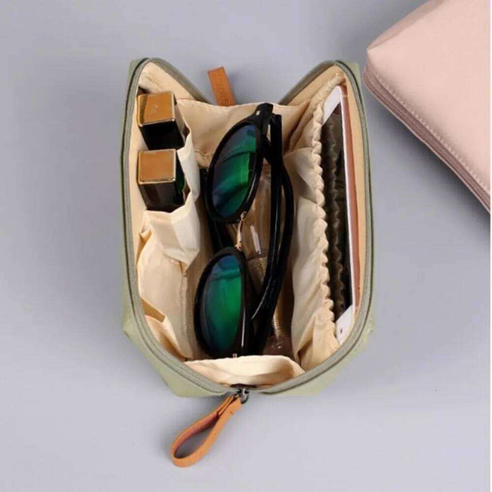 Portable Dacron Makeup Bag Large Capacity Multiple Colors Cosmetic Pouch Waterproof Partitioned Handbag Travel Y260206