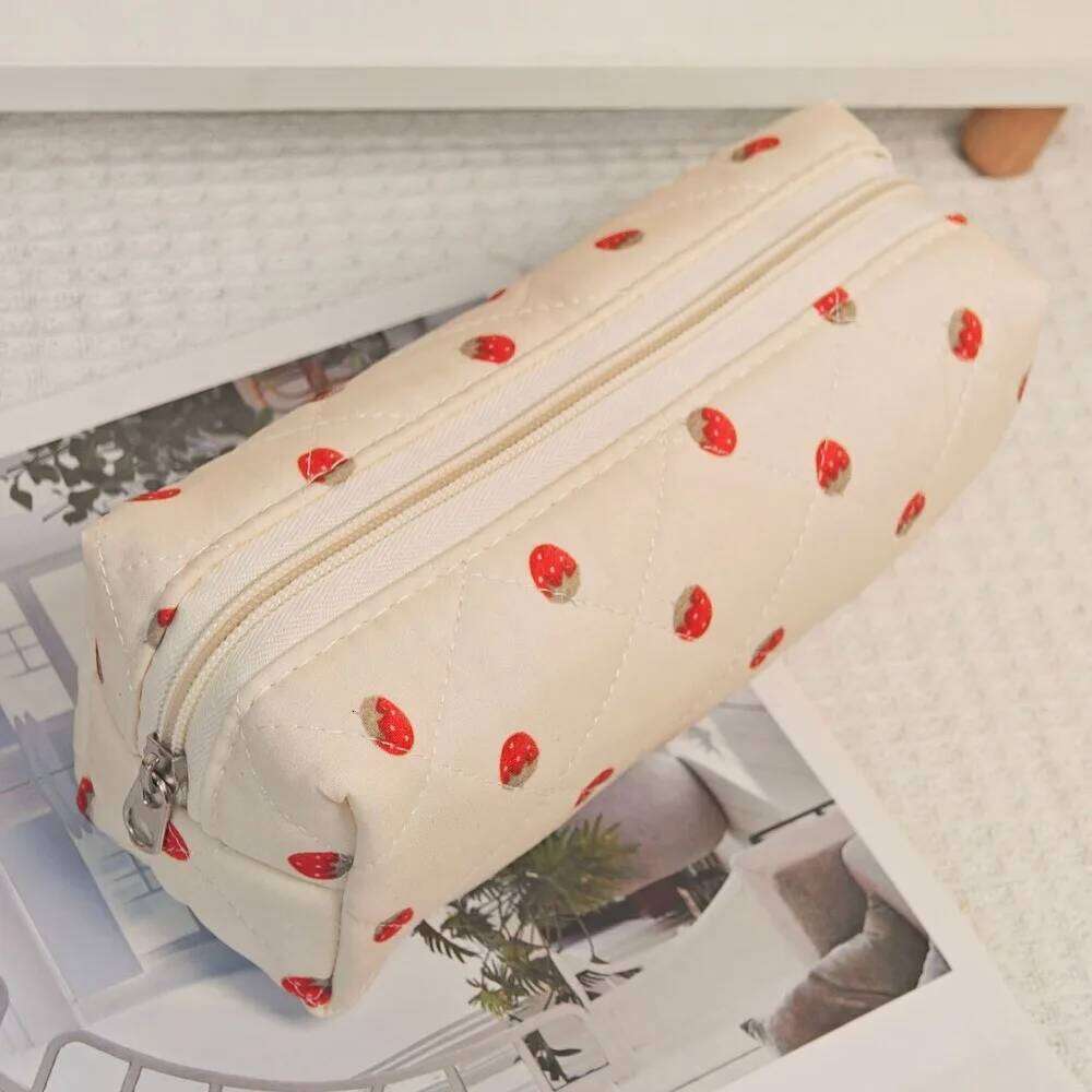 Large Capacity Women Strawberry Makeup Storage Fashion Ladies Quilting Pouch Handbag Portable Tote Cosmetic Zipper Bag Y260206