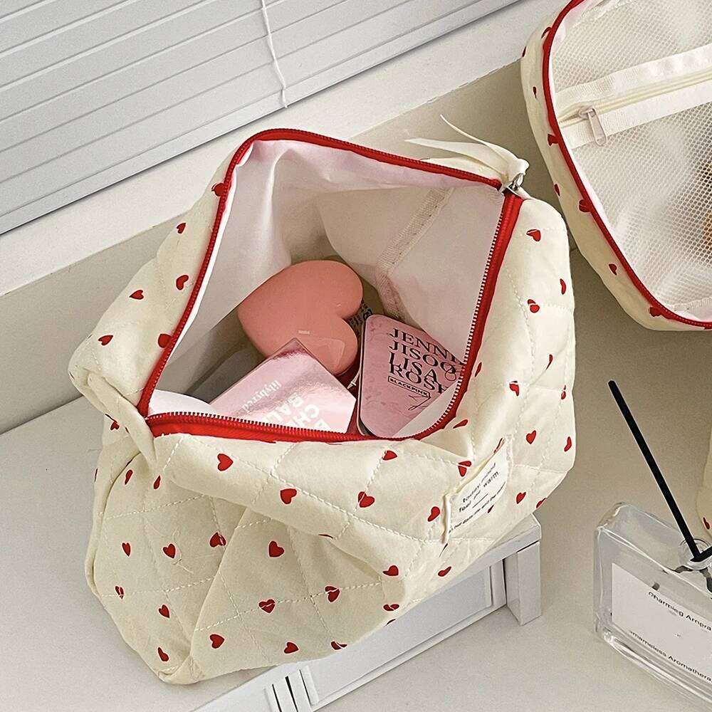 Ins Fashion Heart Women Quilted Makeup Large Capacity Toiletry Cosmetic Storage Pouch Handbag Ladies Zipper Make Up Bag Y260206