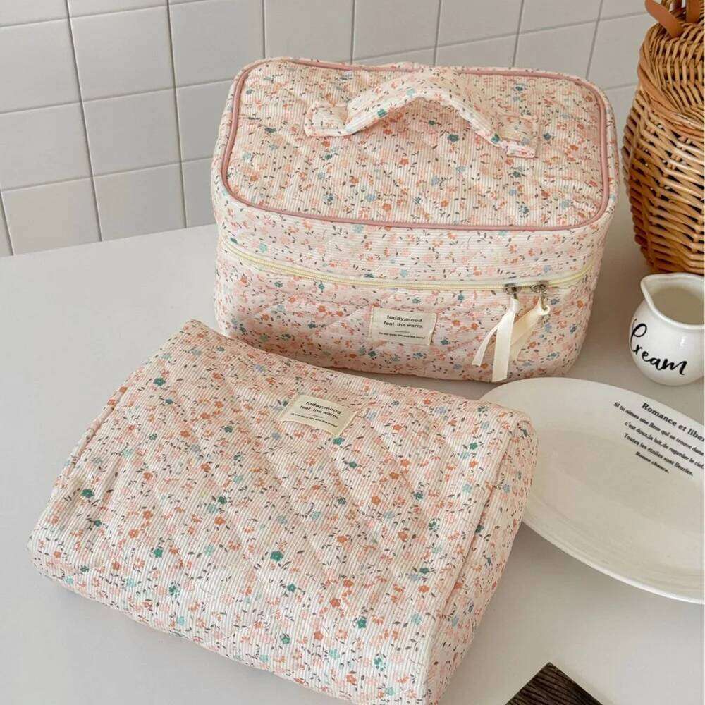 Flower Women Large Capacity Cosmetic Travel Organizer Make Up Storage Pouch For Lipstick Ladies Floral Quilting Bag Y260206