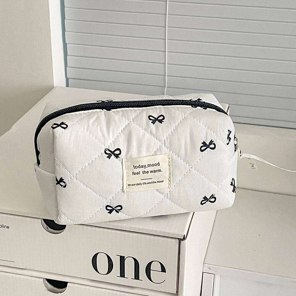 Fashion Black And White Bow Large Capacity Women Tote Makeup Storage Bag Travel Organizer Cosmetic Quilting Pouch Handbag Y260206