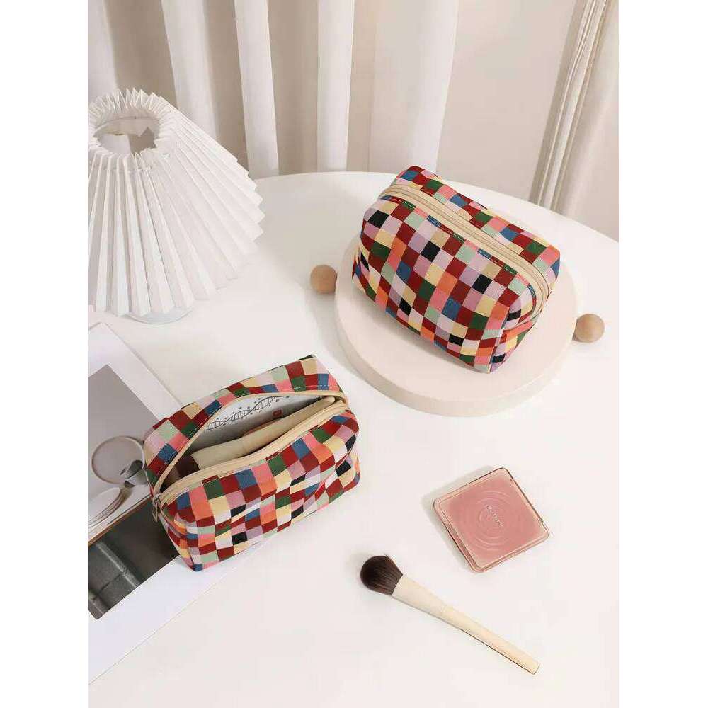 1PC Autumn and Winter new checkered travel makeup Bag Portable large-capacity clutch Y260206