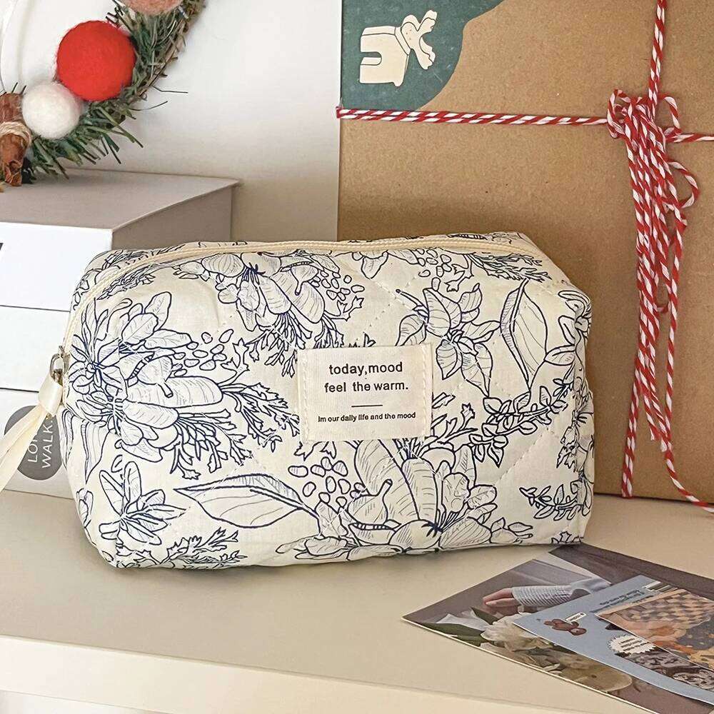 2024 Vintage Flower Quilting Women Makeup Bag Portable Zipper Cosmetic Travel Organizer Female Handbag Toiletry Pouch For Girls Y260206