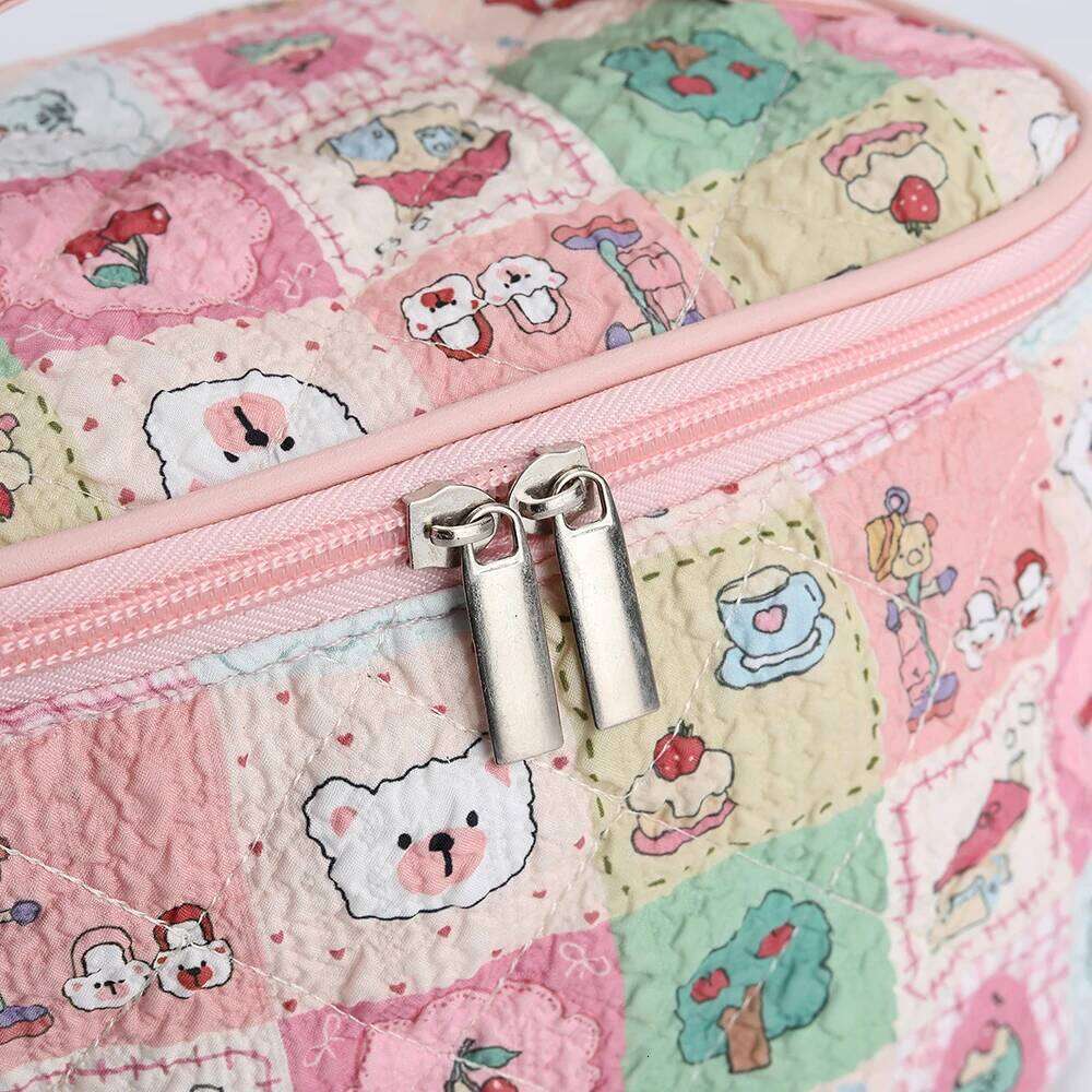 Sweet makeup bag, cute new style checkered cat portable partitioned storage, large capacity for travel and hand-carry toiletries Y260206