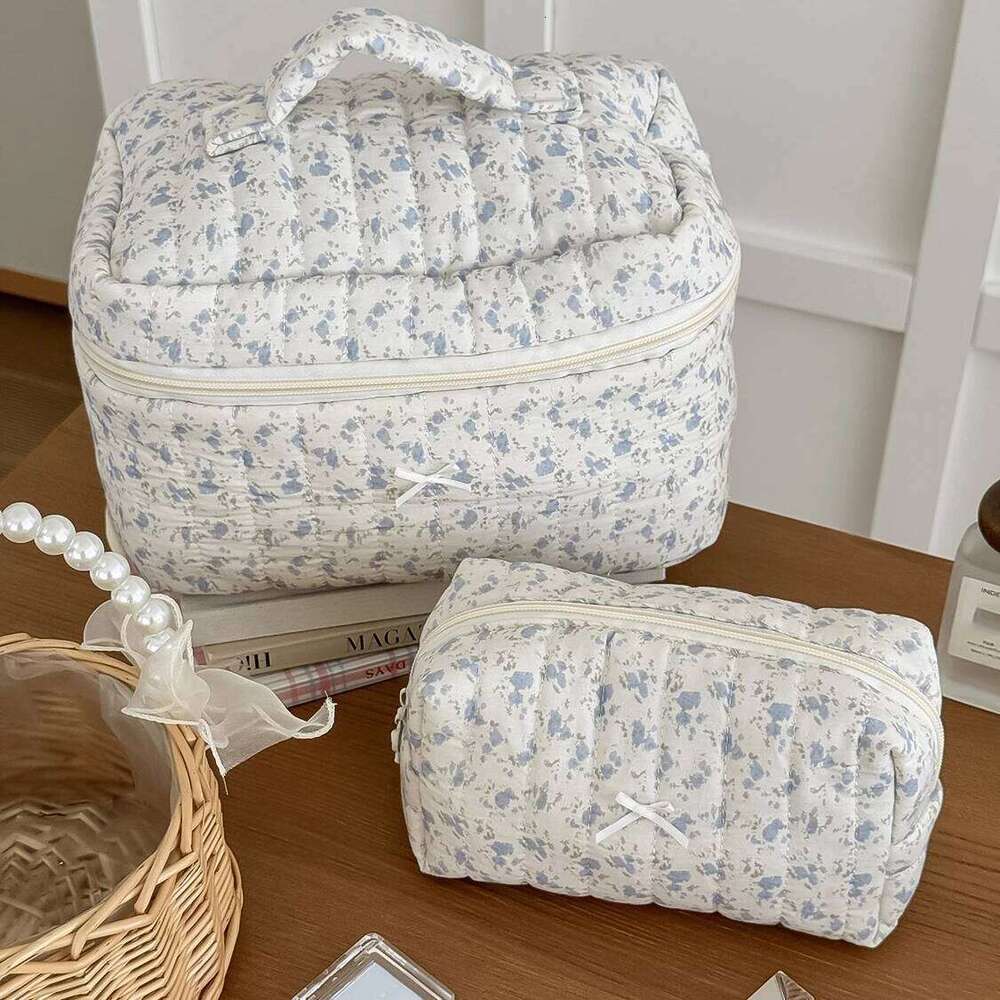 Black White Personality Women Makeup Large Capacity Blue Flower Cosmetic Storage Pouch Handbag Ladies Toiletry Zipper Bag Y260206