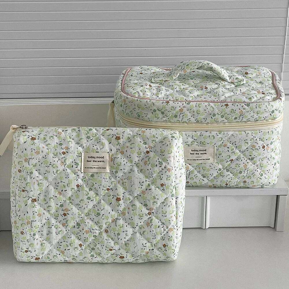Flower Women Large Capacity Cosmetic Travel Organizer Make Up Storage Pouch For Lipstick Ladies Floral Quilting Bag Y260206
