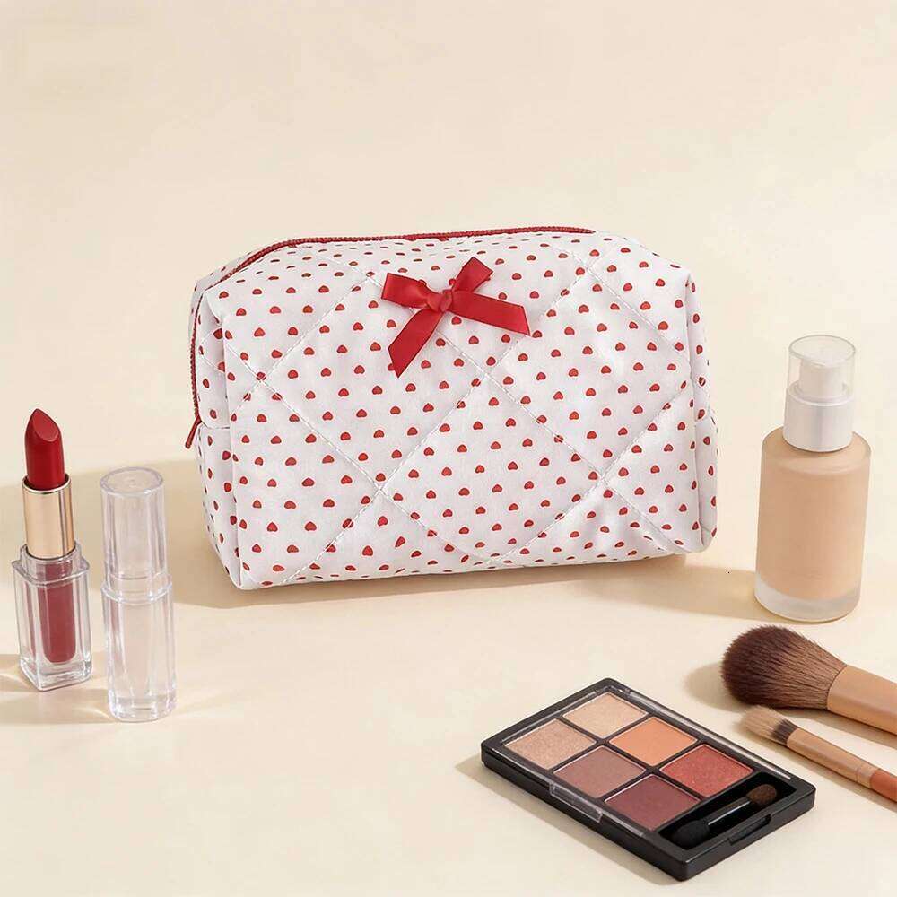 Wholesale Red Heart Pouch Hand Ladies Cosmetic Woman Pencil Cases Toilet Make Up Organizers Storage Cute Small Makeup Bag Y260206