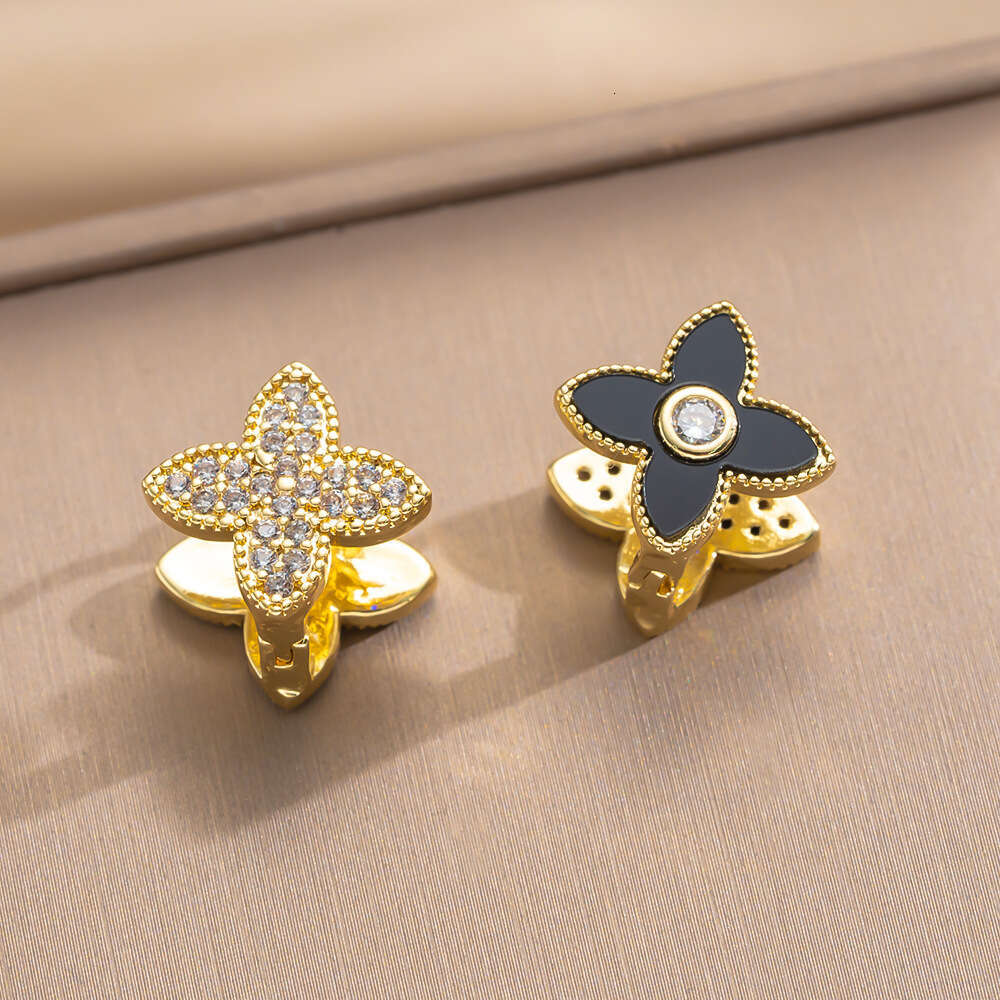 Cross-border bestseller double-sided four-leaf clover niche high-end earrings, fashionable and versatile, elegant women's earrings