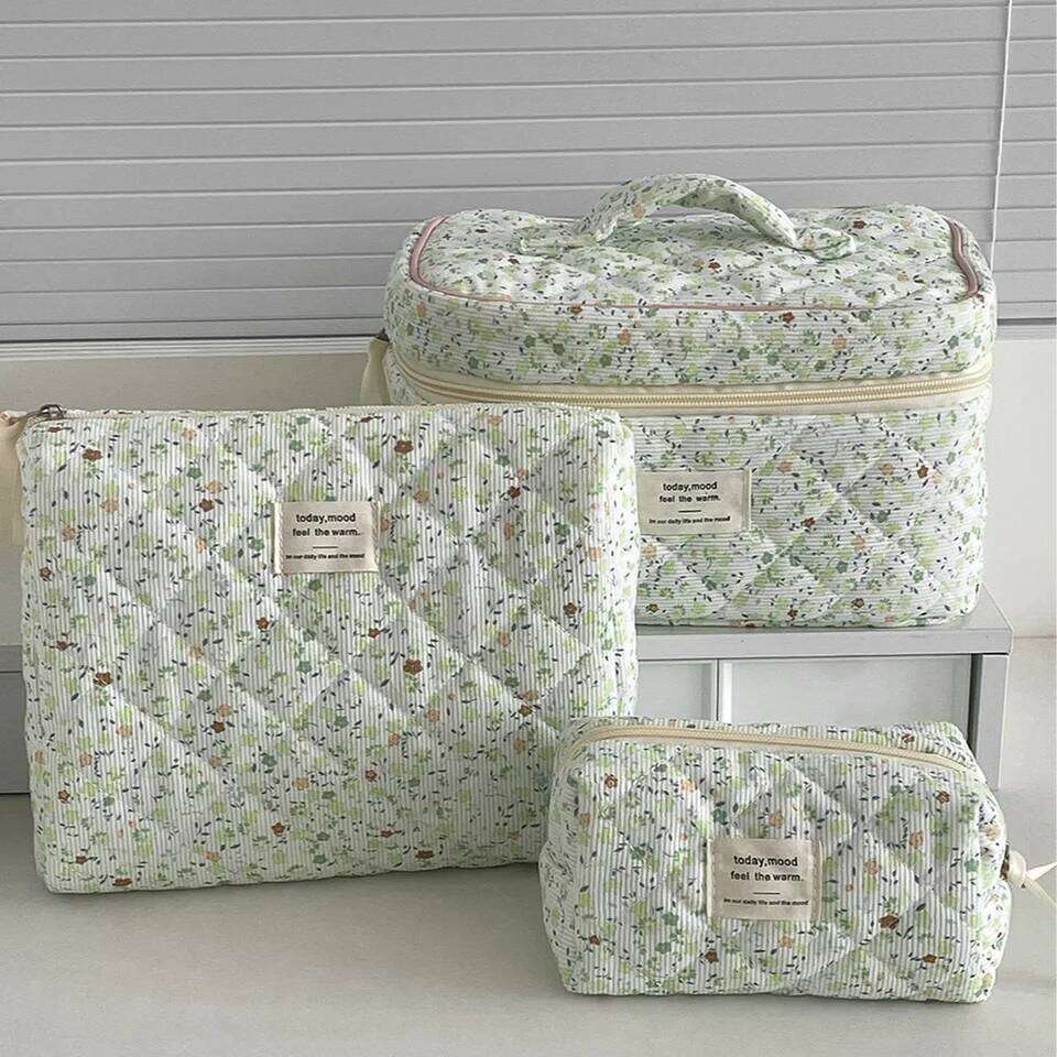 Wholesale Women Large Capacity Cosmetic Travel Organizer Make Up Storage Pouch Ladies Vintage Flower Quilting Bag Y260206