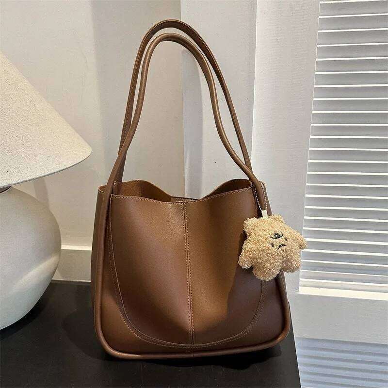 Stylish Bucket Tote Bags, Women Handbag Shoulder Purses with Cute Fluffy Bear Pendant, Chic Accessories for Everyday Fashion Y260205