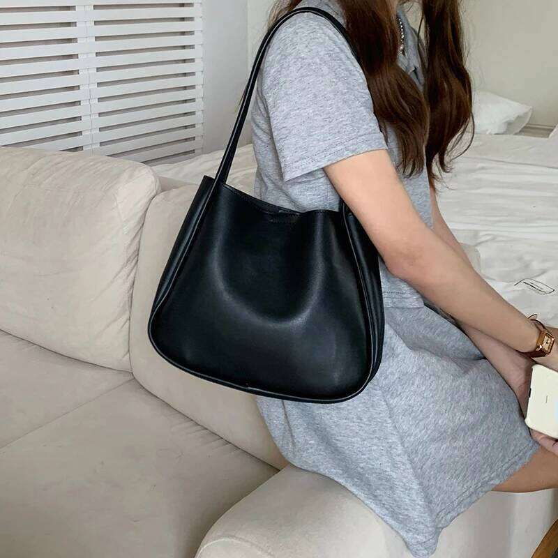 Simple And Casual New Popular PU Leather Versatile Shoulder Underarm Bag Small Fresh Solid Color Bear Pendant Handbag Y260205