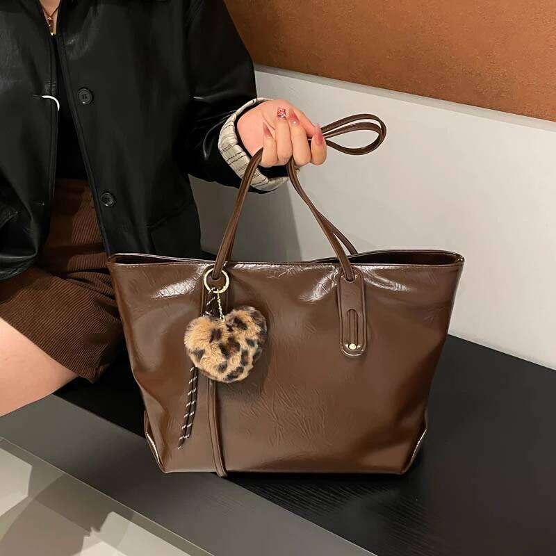 Elegant commuting tote with large capacity. Women's bag for 2025 autumn-winter season. Retro texture, simple and trendy sing Y260204