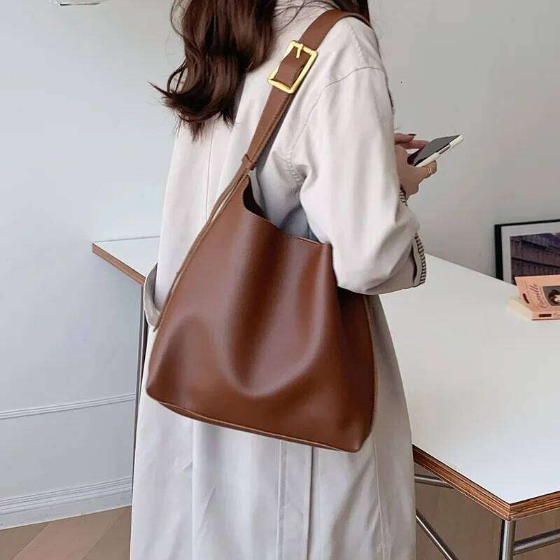 Versatile Large Capacity Tote for Women's New Lazy Style Mother and Child Water Bucket Bag Retro Brown One Shoulder Crossbod Y260204
