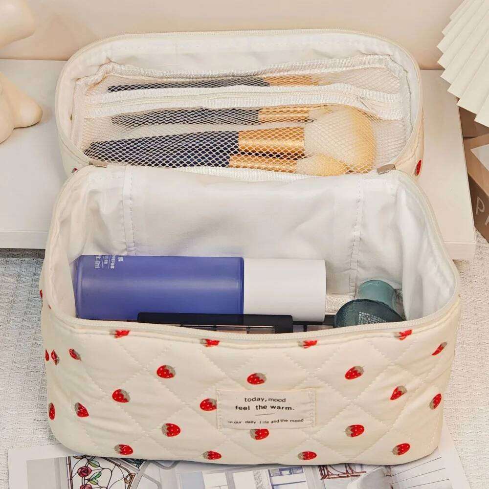 Large Capacity Women Strawberry Makeup Storage Fashion Ladies Quilting Pouch Handbag Portable Tote Cosmetic Zipper Bag Y260206