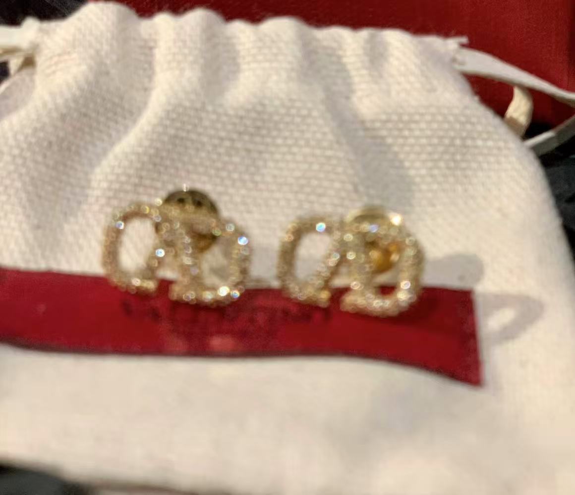 Fashion Women's Pearl Earrings with Letter Design Titanium steel Stud Dangle Classic Earrings Elegant Desginer Earrings For Women Birthday Gift European Style