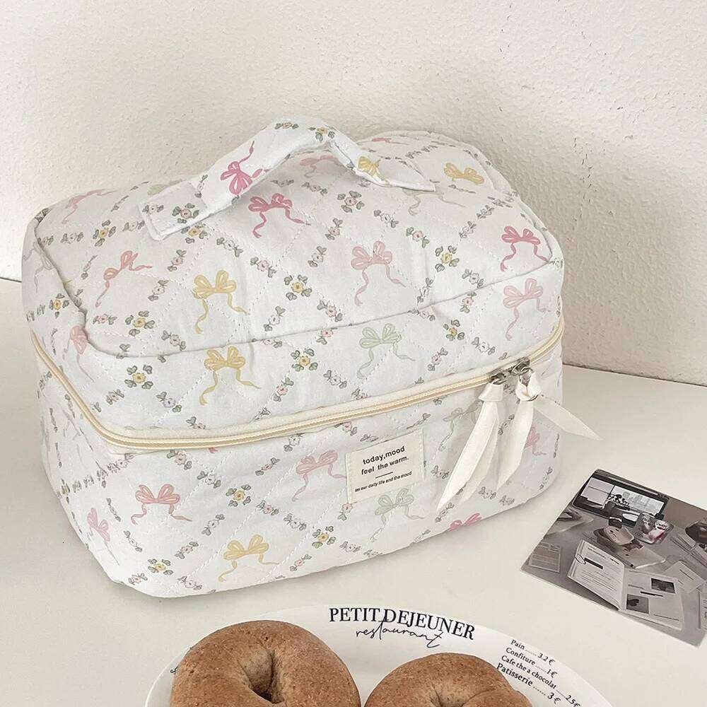 Wholesale Cute Bowknot Quilted Tote Large Capacity Toiletry Makeup Cosmetic Storage Pouch Ladies Flower Zipper Clutch Bag Y260206