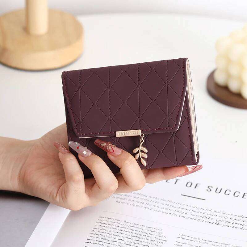 New style women's short purse, fashionable and versatile, PU checkered three-fold bag with personalized leaf pendant, student co Y260206