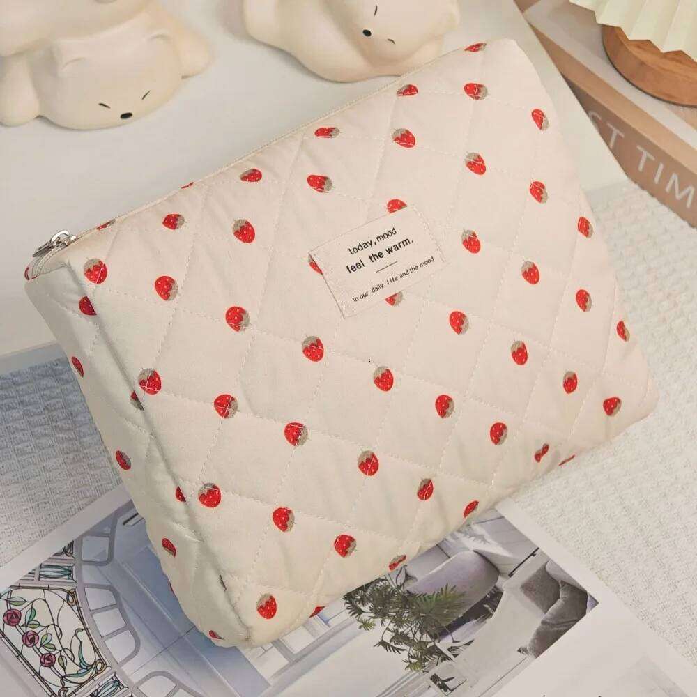Large Capacity Women Strawberry Makeup Storage Fashion Ladies Quilting Pouch Handbag Portable Tote Cosmetic Zipper Bag Y260206