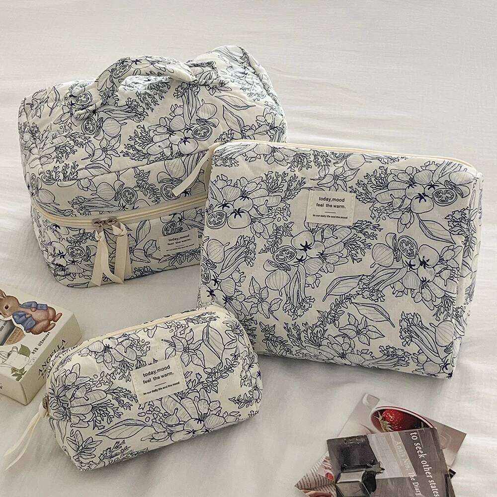 2024 Vintage Flower Quilting Women Makeup Bag Portable Zipper Cosmetic Travel Organizer Female Handbag Toiletry Pouch For Girls Y260206