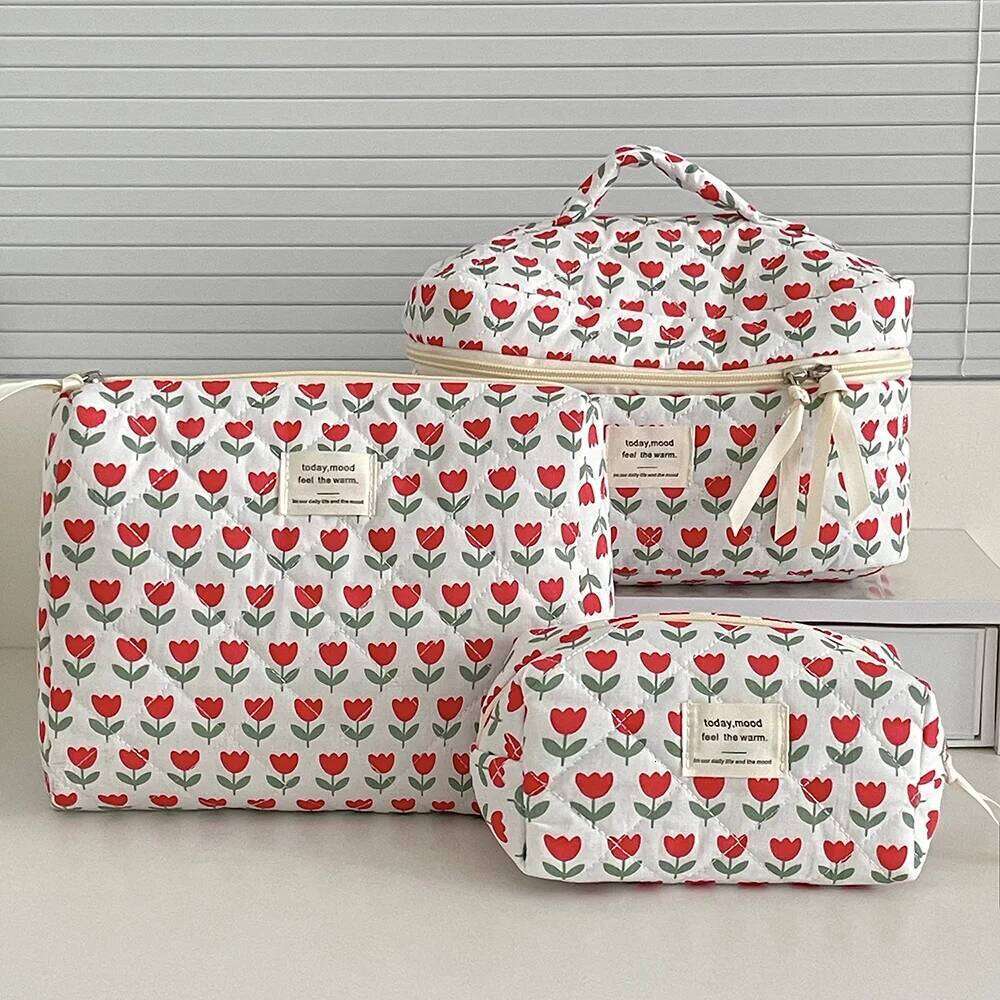 Fashion Red Flower Makeup Quilting Women Large Capacity Cosmetic Storage Handbag Pouch Ladies Girls Portable Clutch Bag Y260206