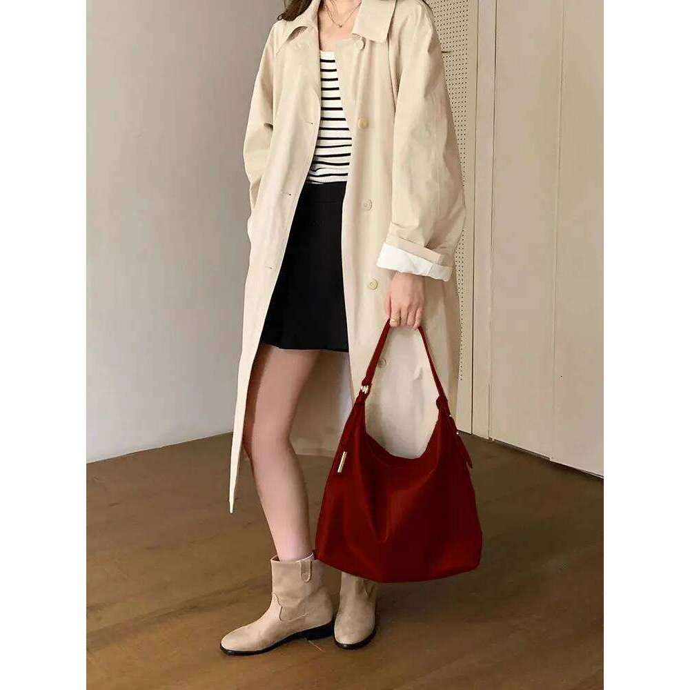 2025 Niche Design New Commuter Fashion Tote Women's Bag Red Versatile Large Capacity Shoulder Bags Y260204