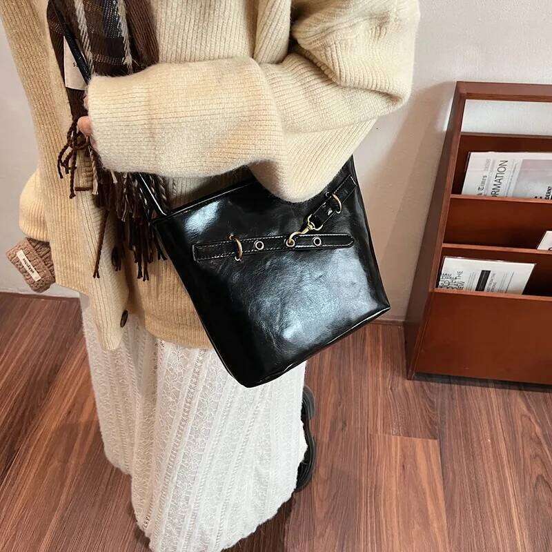 Autumn Belt Design Retro Plaid Women Woolen Shoulder Bags Simple Versatile Ladies Pu Crossbody Bag Casual Female Bucket Handbags Y260205
