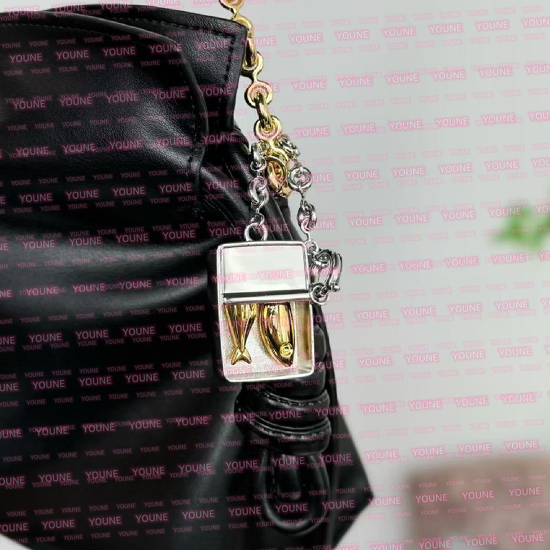 Luxury Purse Keychain Sardine box charm Wallet Portable Holder Pebble keyring Accessories Metal Pendant Key chain Designer bag charm with a donut chain