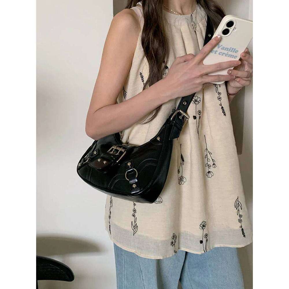 2025 new motorcycle fashion rivet crescent casual crossbody shoulder armpit daily commuting women's bag Z260207 - view 4