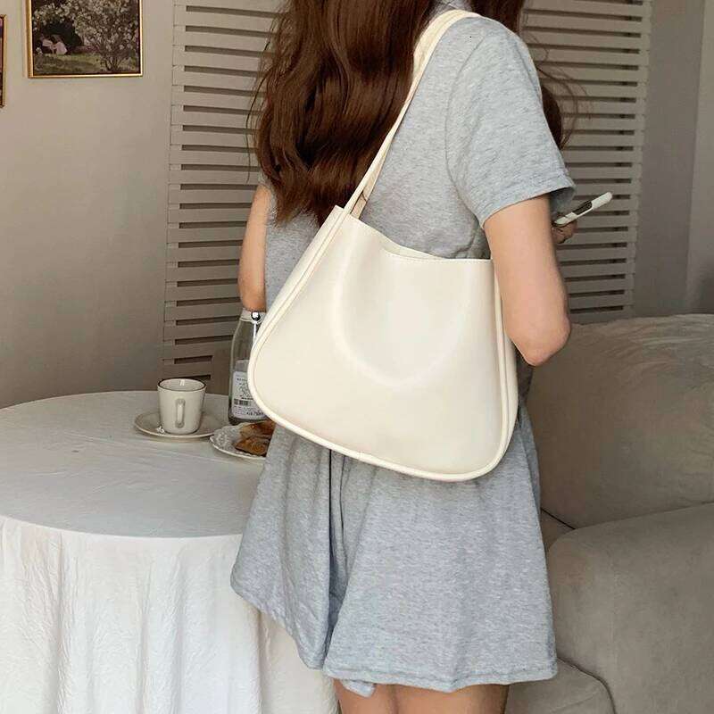 Simple And Casual New Popular PU Leather Versatile Shoulder Underarm Bag Small Fresh Solid Color Bear Pendant Handbag Y260205