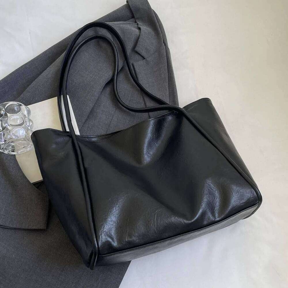 New casual fashion retro trend large capacity tote bag, French niche design, daily versatile solid color shoulder bag Y260205