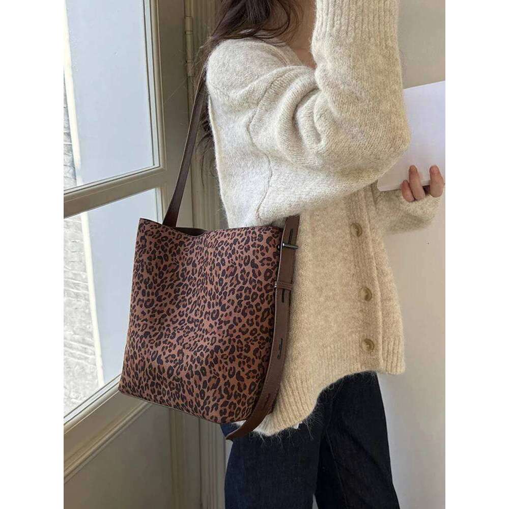 2025 New Autumn/Winter Retro Suedette Crossbody Large Capacity Shoulder Fashion Daily Commuter Women's Bag Y260204