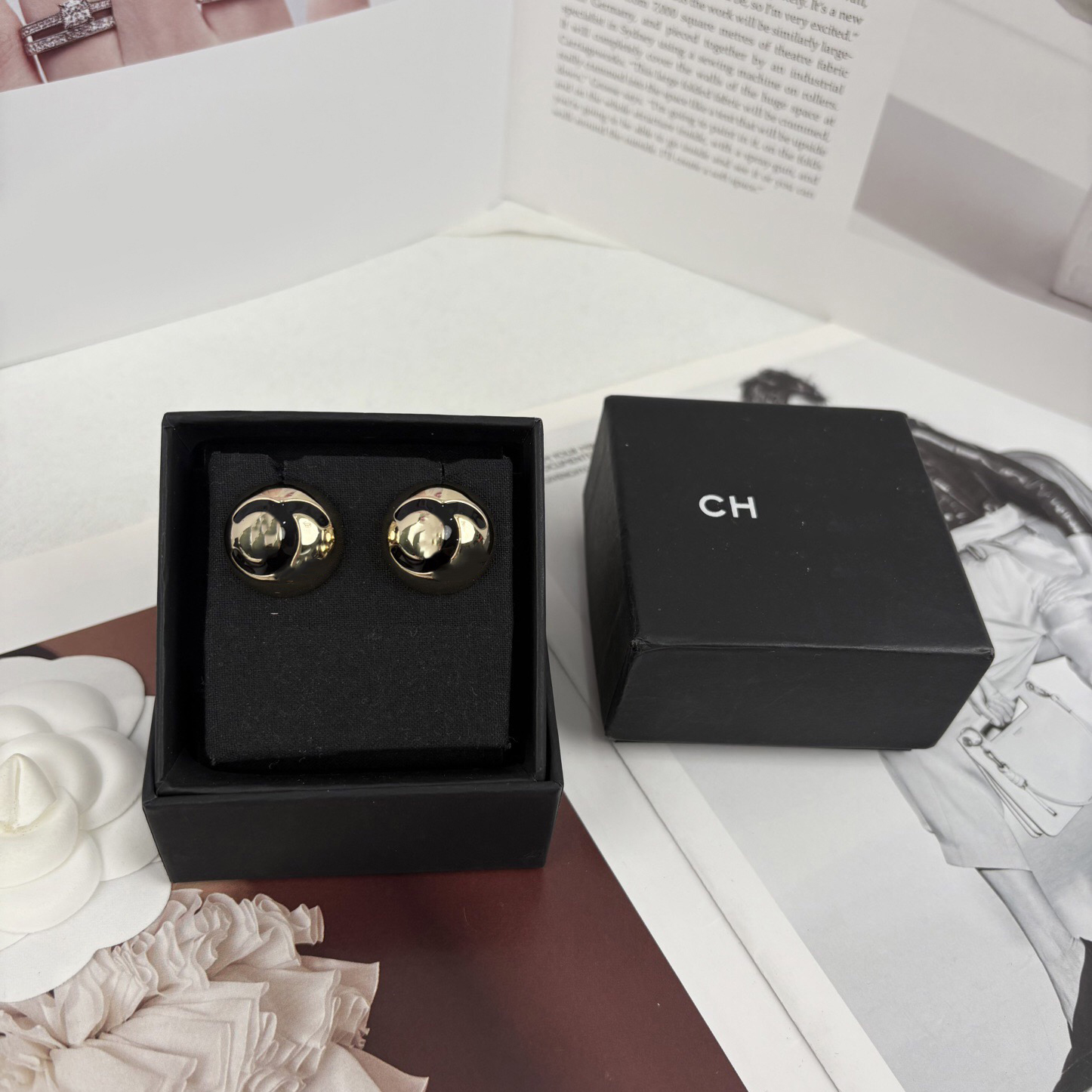 Luxury Brand designer Round Earrings for Women Fashion Gold Plated Double C Stud Earrings Party Jewelry Brass Gold Plated with Black Enamel Crushed Texture