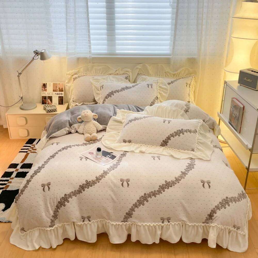 Light Luxury Carved Milk Velvet Bedding Thicken Winter Comforter Duvet Cover Bed Sheet Pillowcase Home Decor Four-Piece Set XJ260206